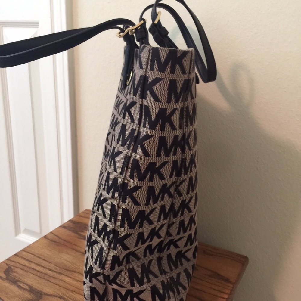 Michael Kors Signature MK Tote Black/Tan MK Purse - Picture 4 of 8