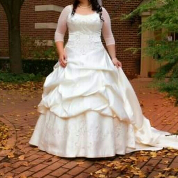 Maggie Sottero wedding gown w Swarovski crystals - Picture 3 of 7
