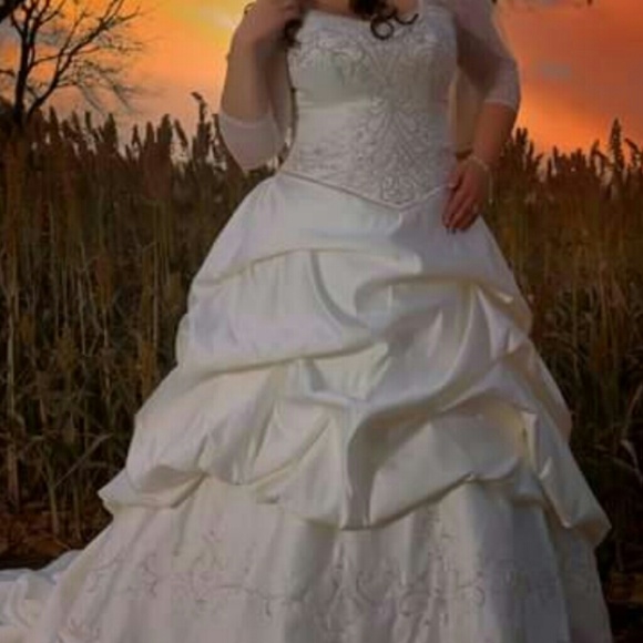 Maggie Sottero wedding gown w Swarovski crystals - Picture 4 of 7