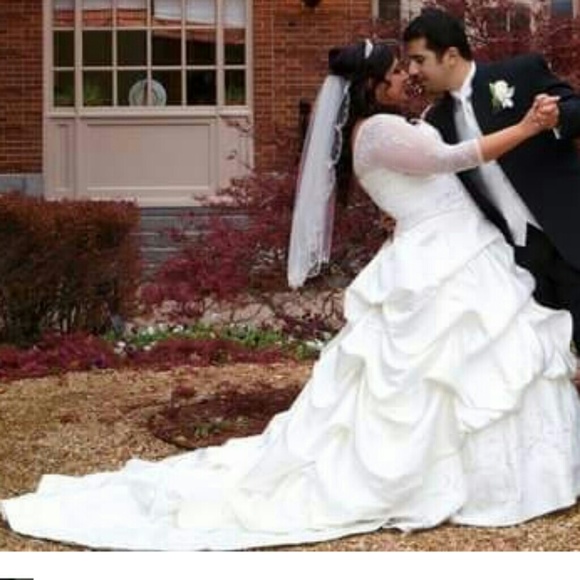 Maggie Sottero wedding gown w Swarovski crystals - Picture 5 of 7