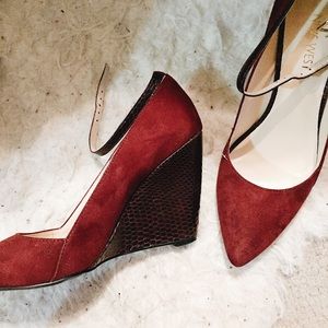 Maroon snake skin detailed pointy wedge