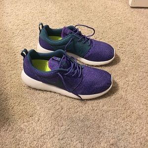 NIKE ROSHE RUNNING SHOES