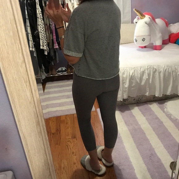 ⬇️SALE! Forever 21 Graphic Tee Crop Top Gray - Picture 5 of 7