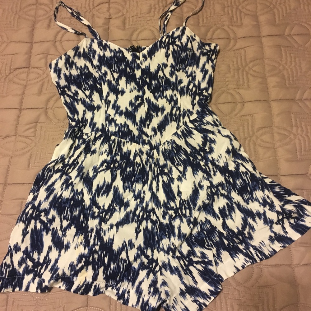Blue/white pattern romper