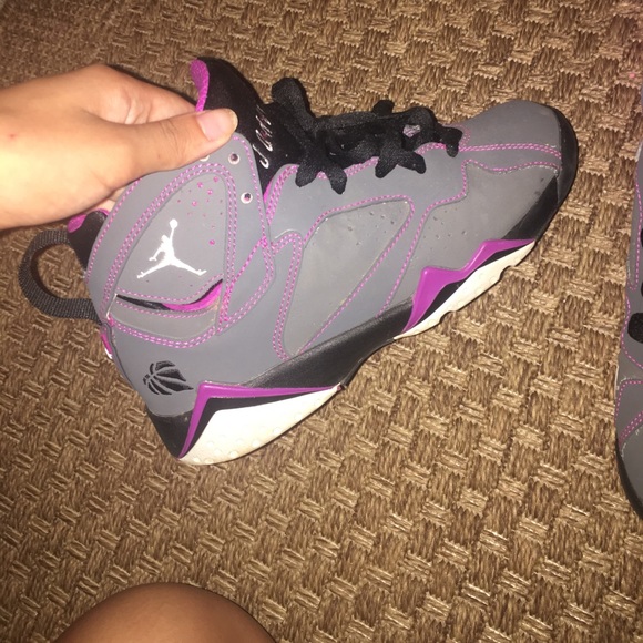 Girl's Jordan Sneakers - Picture 2 of 4