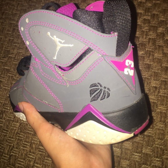 Girl's Jordan Sneakers - Picture 3 of 4