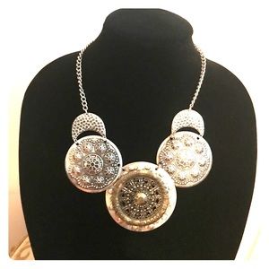 NWOT Statement necklace