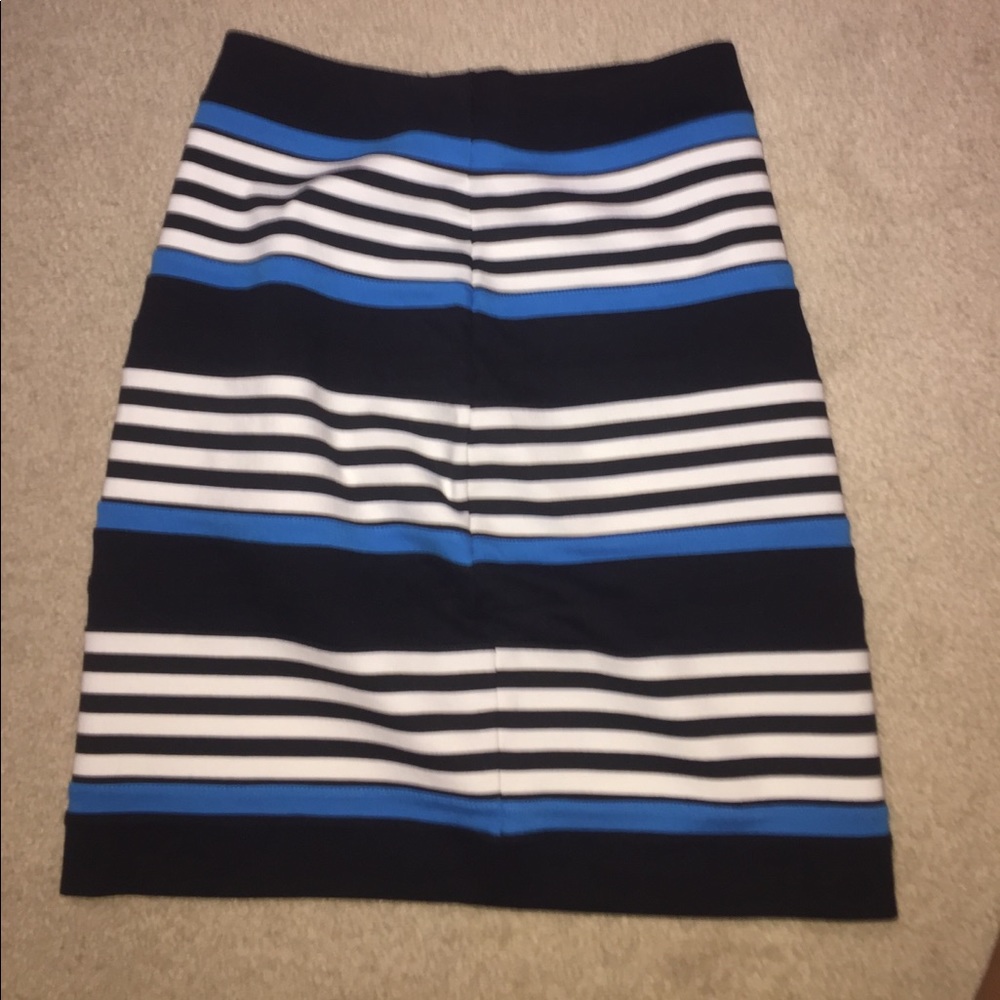 Comfortable skirt!! Zips a little in the back!