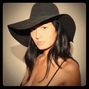 AA black floppy sun hat 