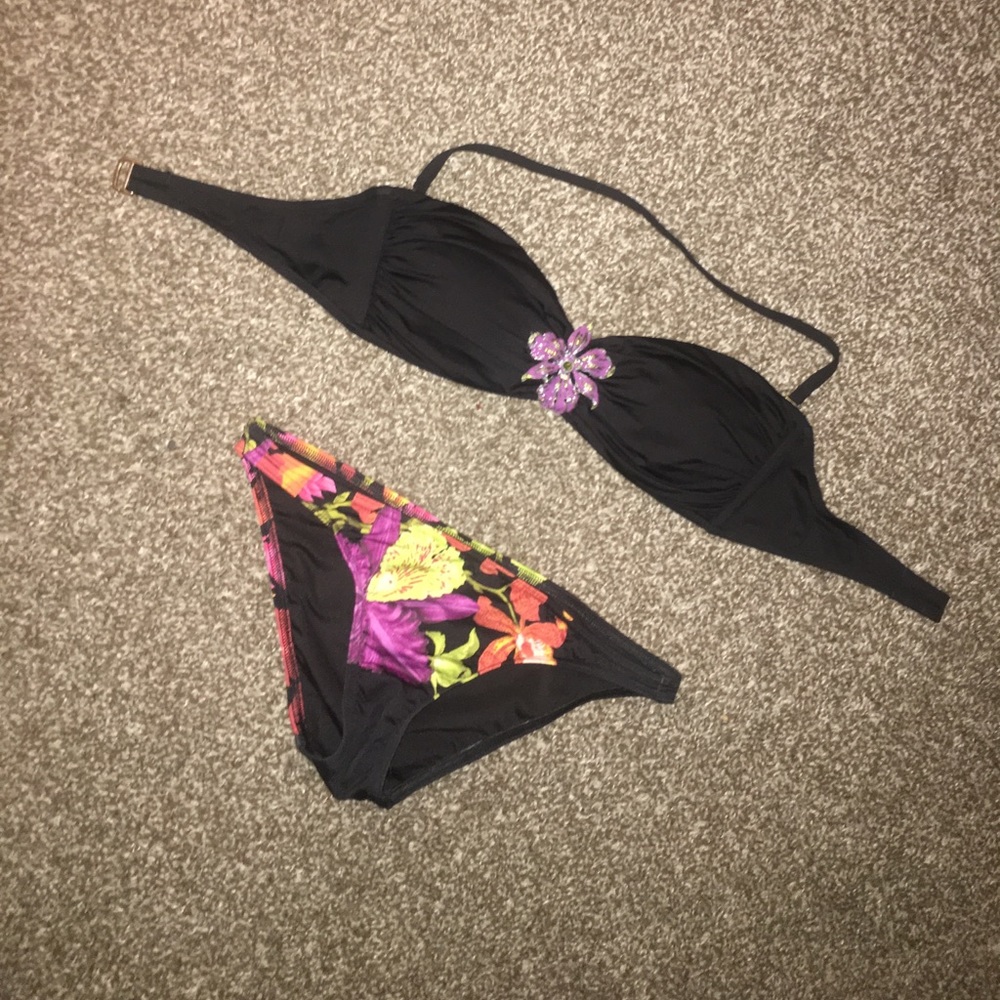 Victoria's Secret Swim - Picture 2 of 5