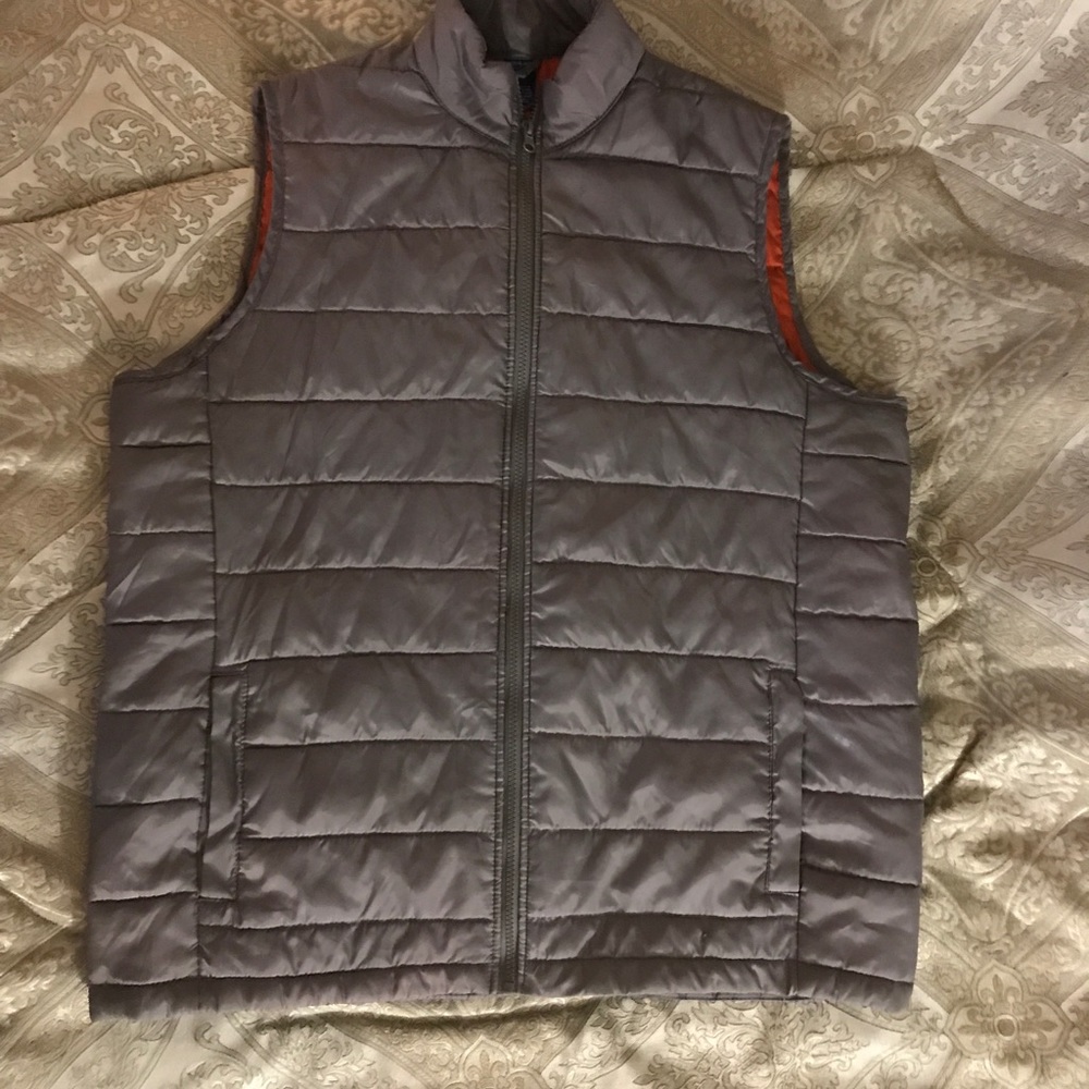 Like new Fall Nylon vest. Size L / great condition