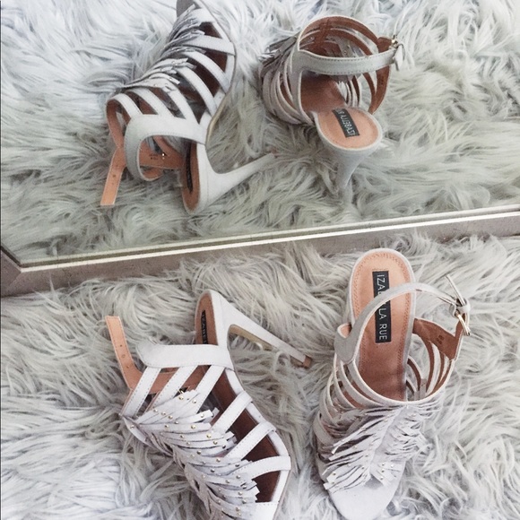 XMAS🎅🏼SALE✨Gray Fringe w/ GOLD DETAILS heels - Picture 5 of 5