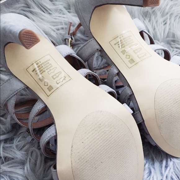 XMAS🎅🏼SALE✨Gray Fringe w/ GOLD DETAILS heels - Picture 3 of 5