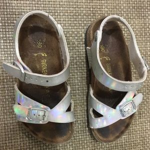 Birkenstock sandals in reflective silver for girl