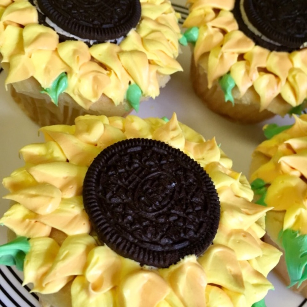 Sunflower cupcakes show & tell💜