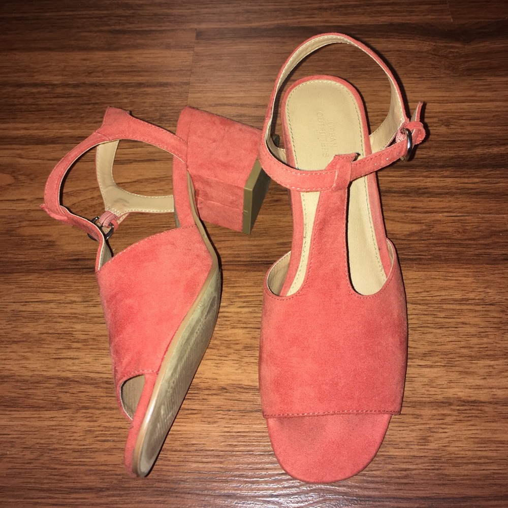 Heeled shoes