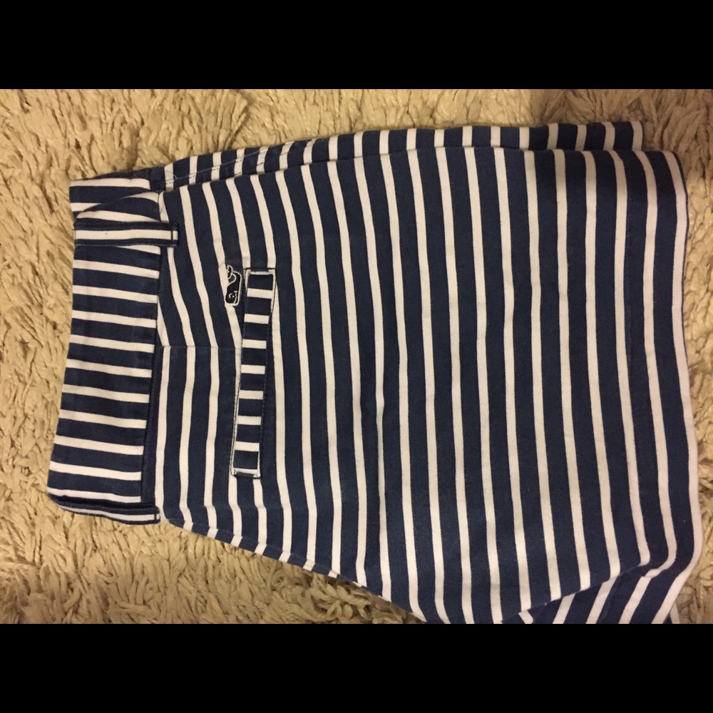 Navy and white vine yard vines shorts!