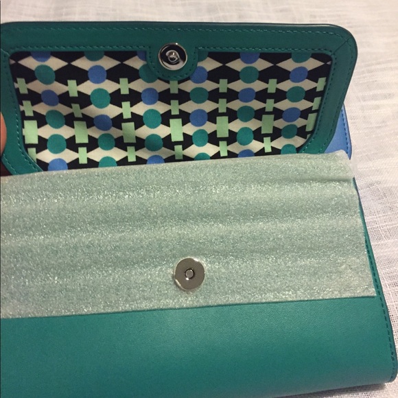 PRICE DROP! NWT Vera Bradley Ultimate wristlet - Picture 4 of 7