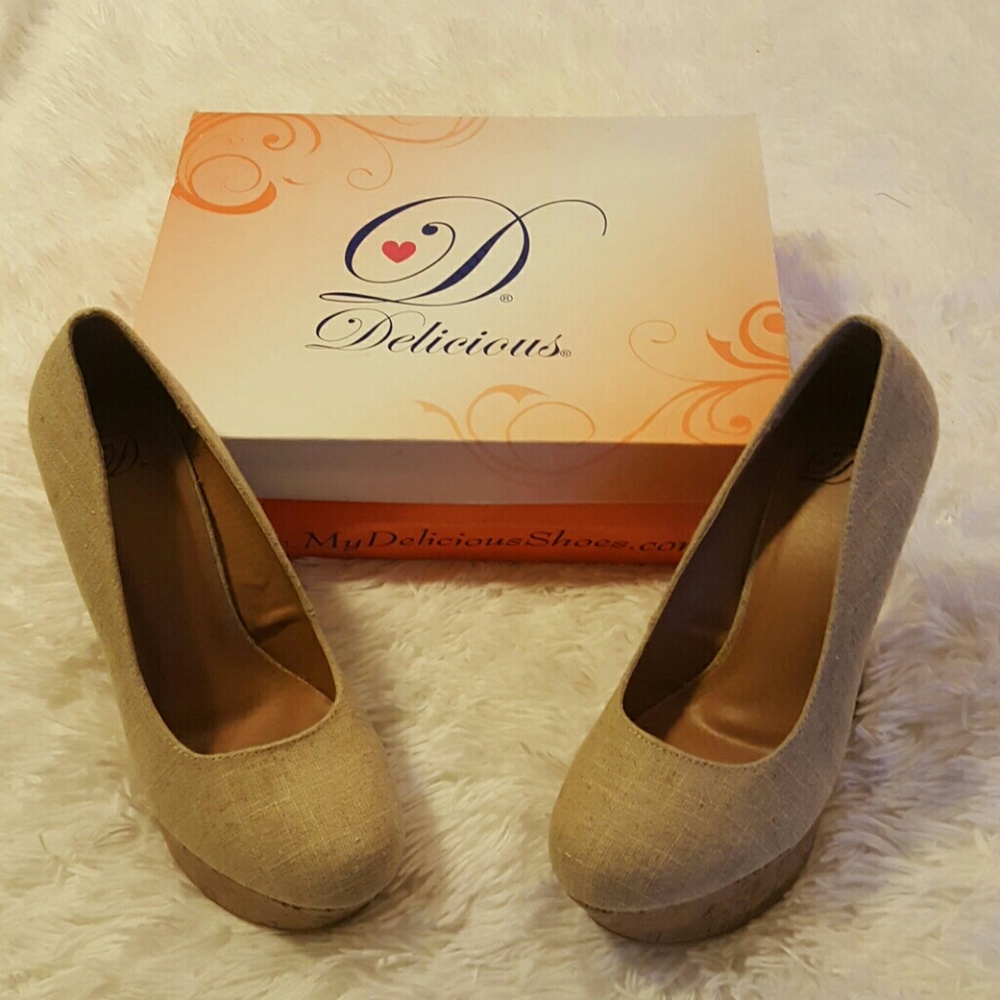 SOLD, SOLD, SOLD.. Stylish Linen/Beige Wedges