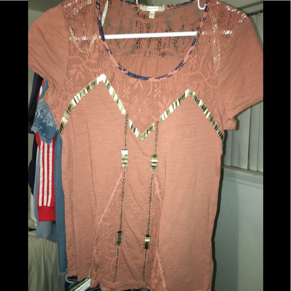 Scoop neck with gold detail