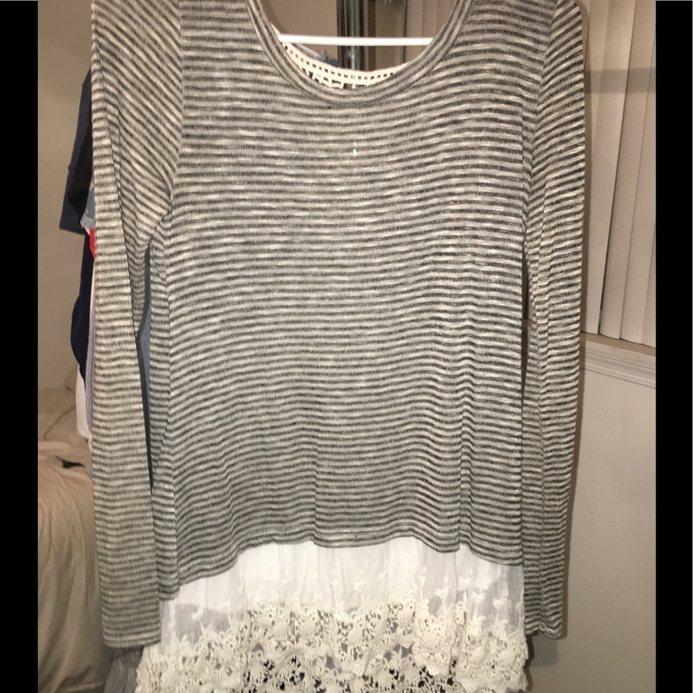 Scooped neck with stripes and lace trimmer
