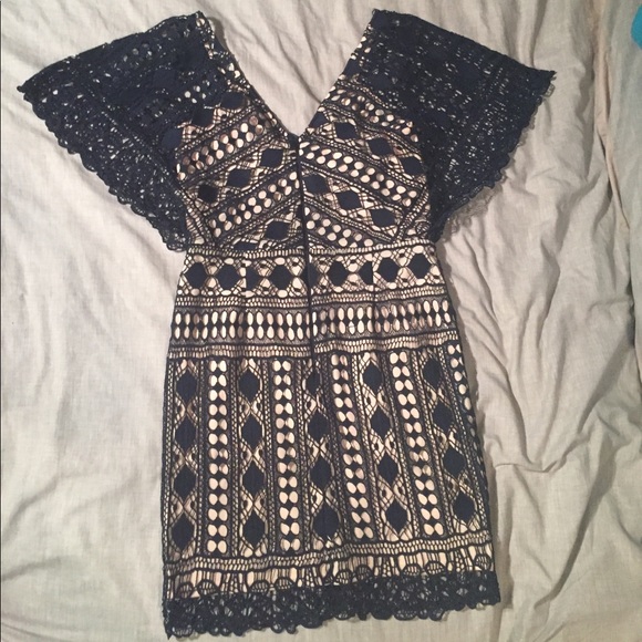 Embroidered crochet v-neck dress navy with nude - Picture 4 of 4
