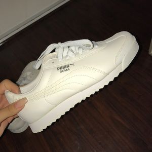 Never worn white puma sneakers