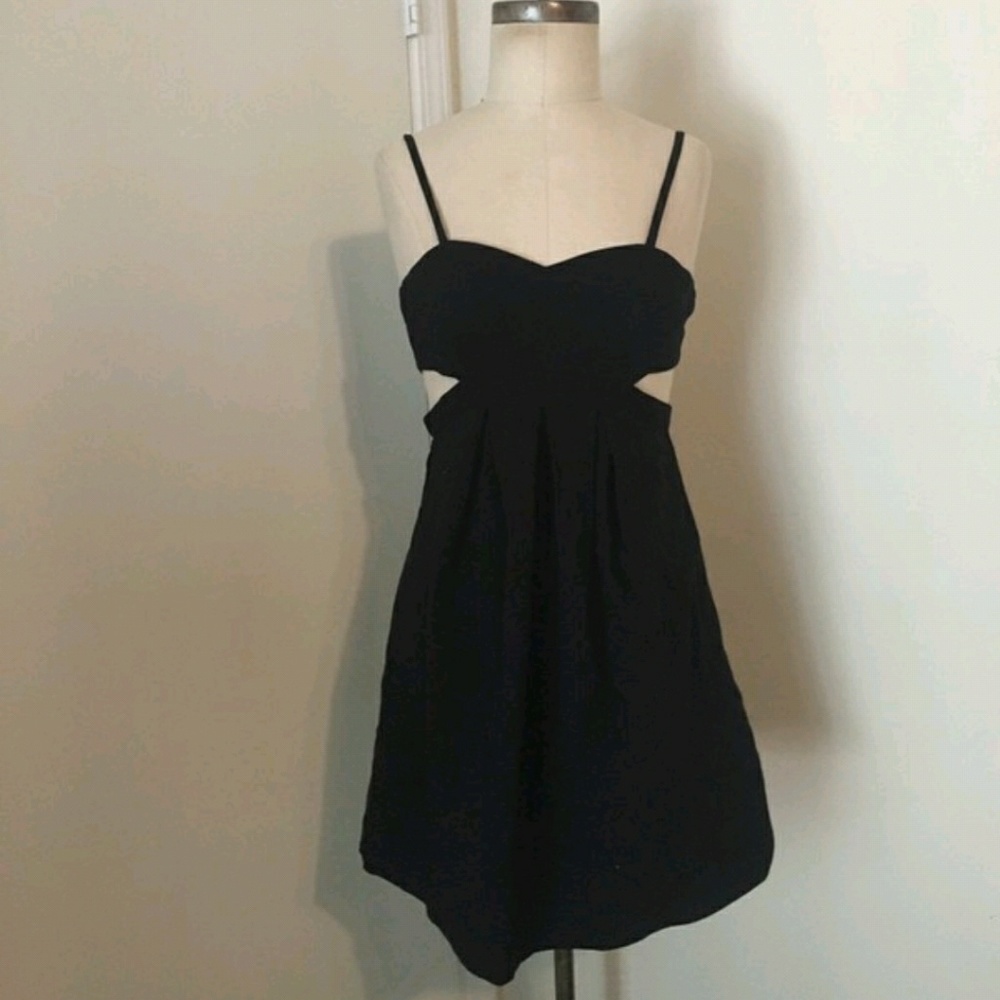 Black open sided cut