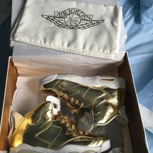 Never worn, can't fit them