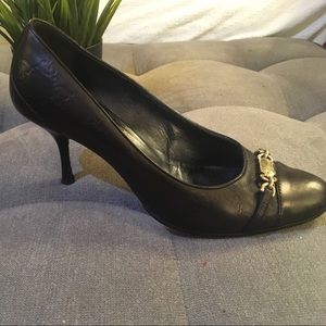 Gucci black monogram pumps with logo chain detail
