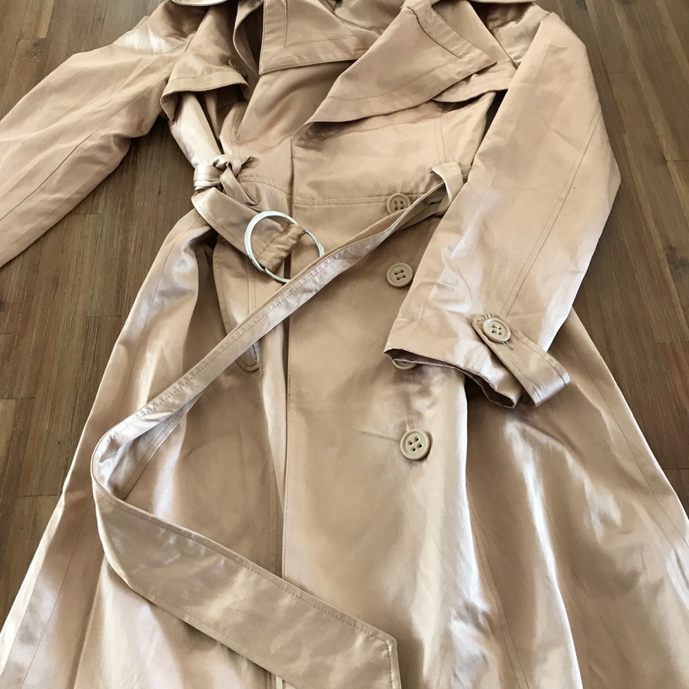 Bebe Trenchcoat in gold