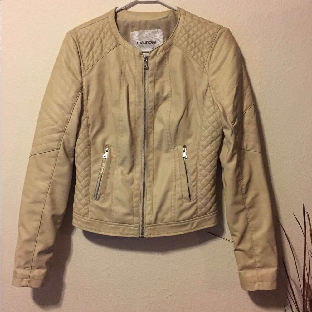 Cream quilted jacket w/zipper closure and pockets