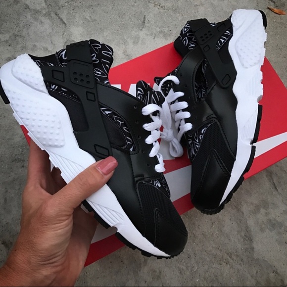 Nike Shoes - NWB 🖤 NIKE HUARACHE | READ 😍