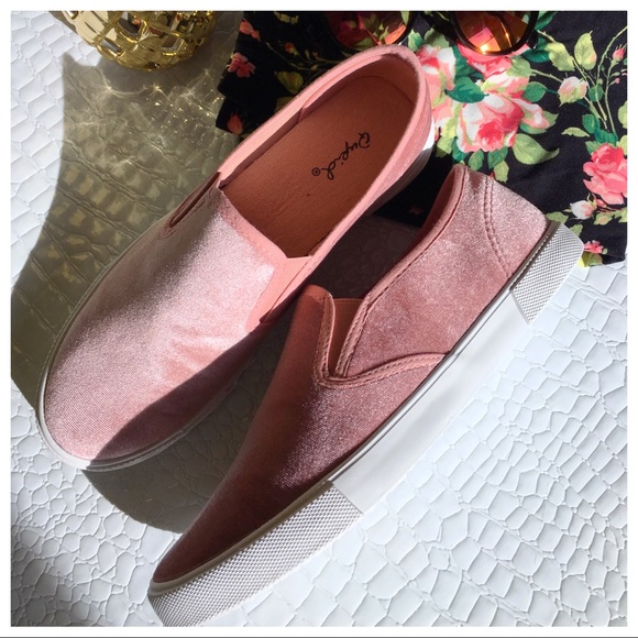 Blush velvet slip ons - Picture 2 of 4