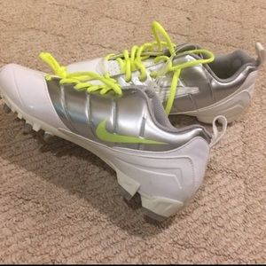 Size 10 nike cleats. Never worn!