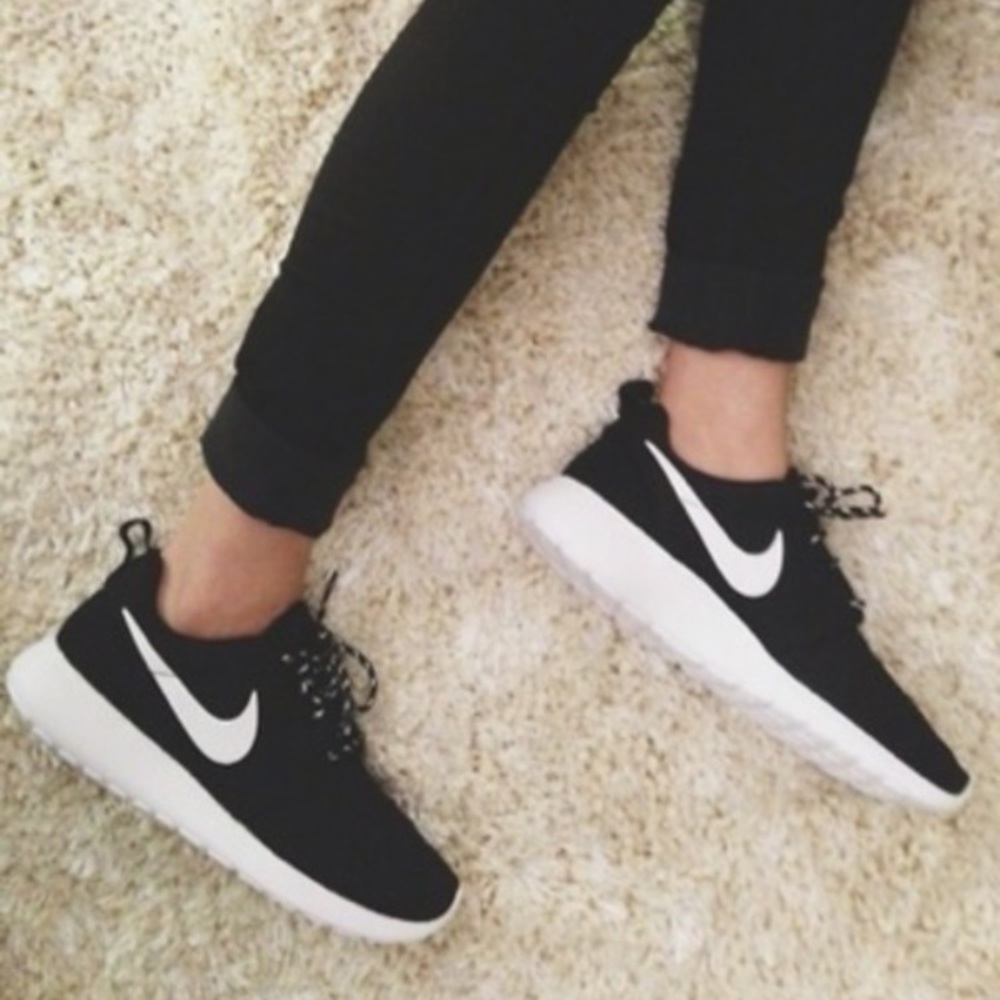 Black nike roshes
