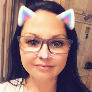 Meet your Posher, Lora