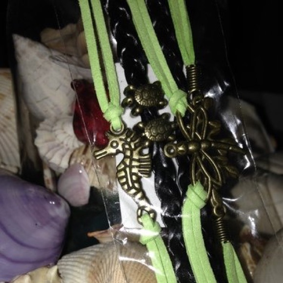 🆕💕 Seahorse Leather Bracelet 🆕💕 - Picture 2 of 3