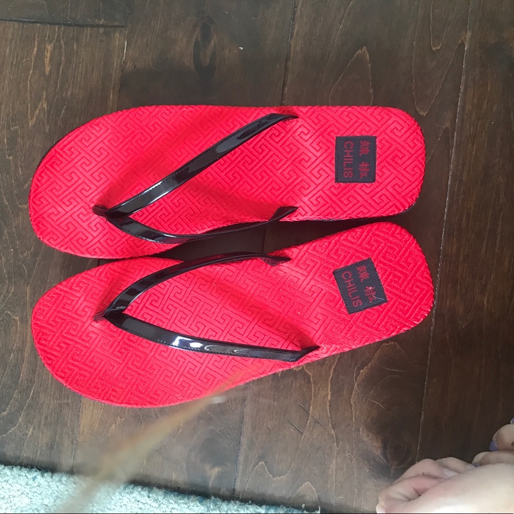 NEVER USED!!!Chilis Platform flip flops