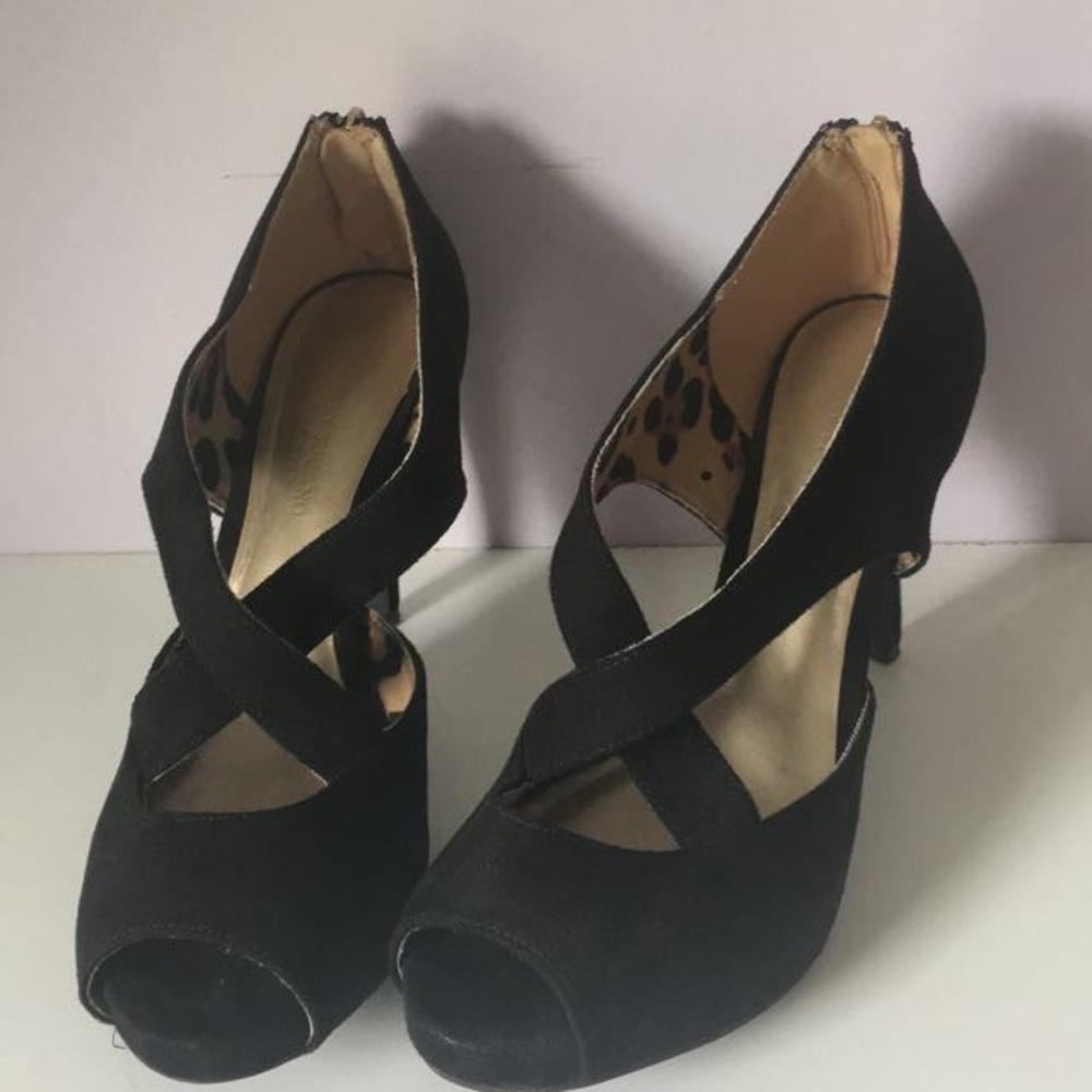 CHRISTIAN SIRIANO BLK HEELS