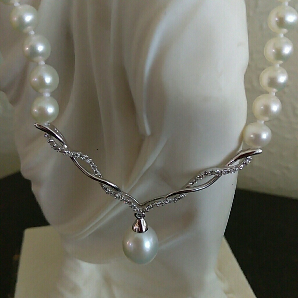 Beautiful pearl necklace with diamonds
