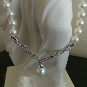 Beautiful pearl necklace with diamonds