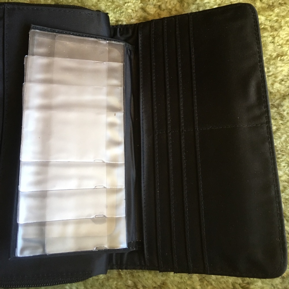 Linda Dano wallet