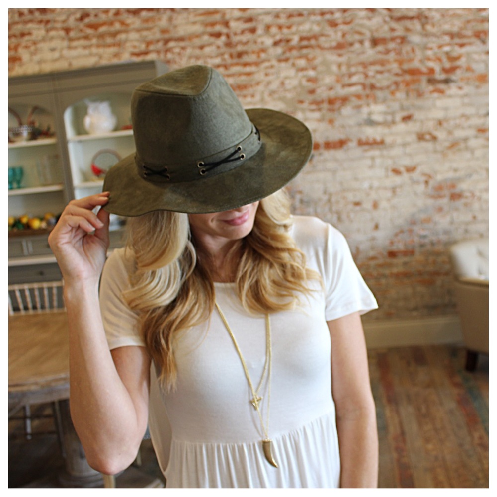 ✨LAST✨Gold  horn double layered necklace - Picture 3 of 4