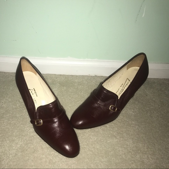 Shoes - VINTAGE MINIMALLY WORN italian leather shoes