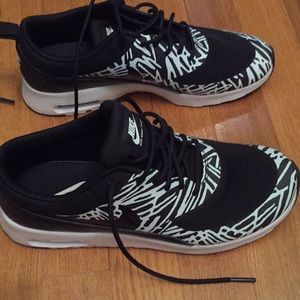 Women's sneakers size 7, Nike air Thea