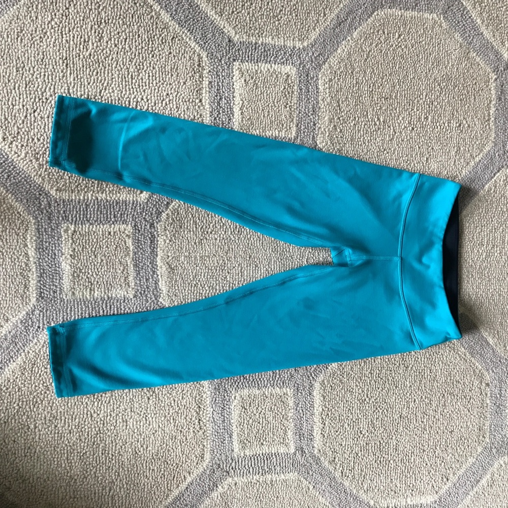 Reversible aqua/navy lululemon capris size 4