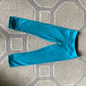 Reversible aqua/navy lululemon capris size 4