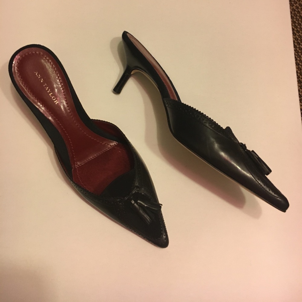 AnnTaylor kitten heel loafer Black w/tassels 7M