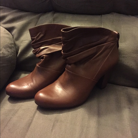 Women's 7 1/2 booties - Picture 1 of 2